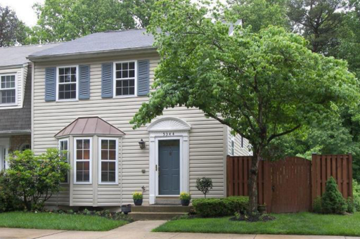Newly Renovated 3 Bed 3.5 Bath End-Unit Townhome In Glen Cove – photo 1