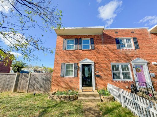 Gorgeous 3 Bed 1.5 Bath End-Unit Brick Townhome With Fenced Yard In Hume Springs – photo 1