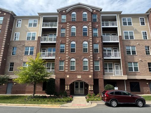 Modern 2-Bedroom Home with Private Balcony & Luxury Finishes in Desired Discovery Square – photo 1