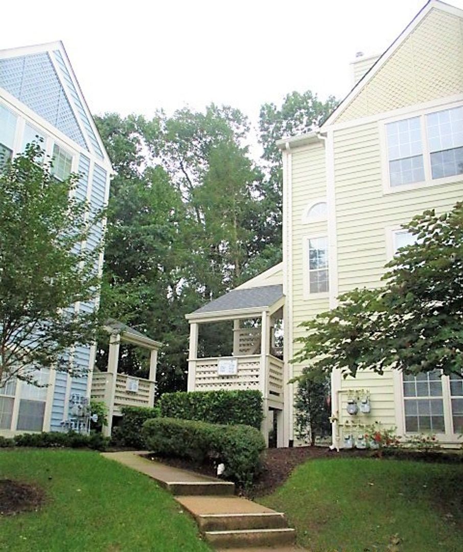 FALLS CHURCH House: 7741 WILLOW POINT DR
