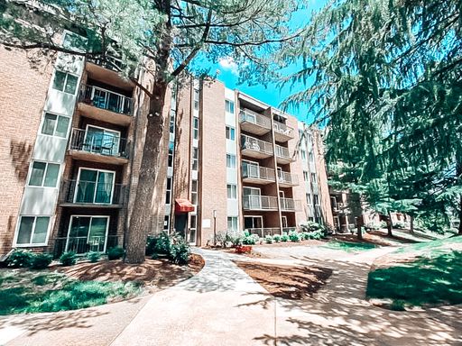 Charming And Well-Maintained 2 Bedroom 2 Bathroom Mid-Rise Condo In Popular EOS-21 / West End with Utilities Included! – photo 1