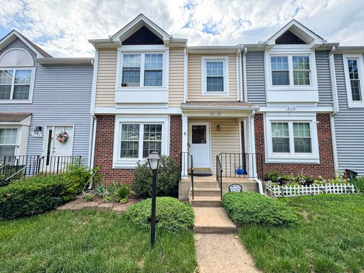 Beautiful 3 Bed 2.5 Bath Interior Townhome In Charming Barros Circle – photo 1