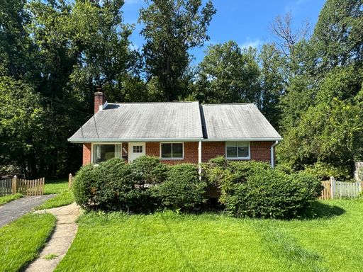 Bright 3-Bedroom, 2 Bath Home with Sunroom & Wooded Views – photo 1