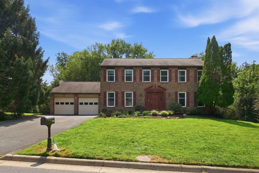 Majestic 5 Bed 2.5 Bath Brick Home With A Spacious Deck and Large Land In Desired Sunnybrook – photo 1