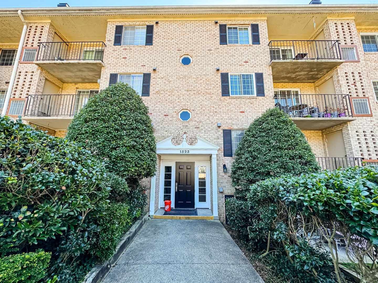 Woodbridge Condo: 1523 Colonial Dr #102