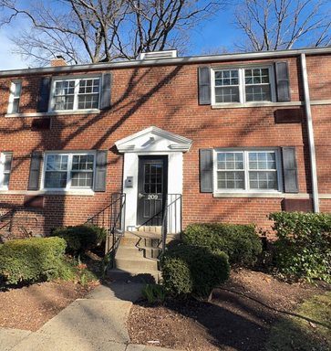 Meticulously Maintained and Spacious 1 BR / 1 BA Condo in Arlington Oaks – photo 1