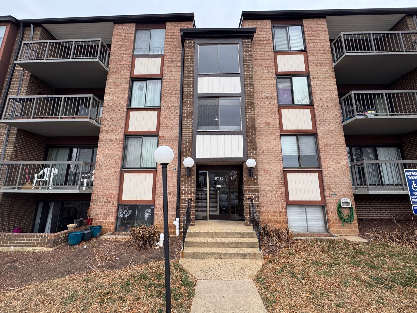 Fairfax House: 9718 Kingsbridge Dr #104