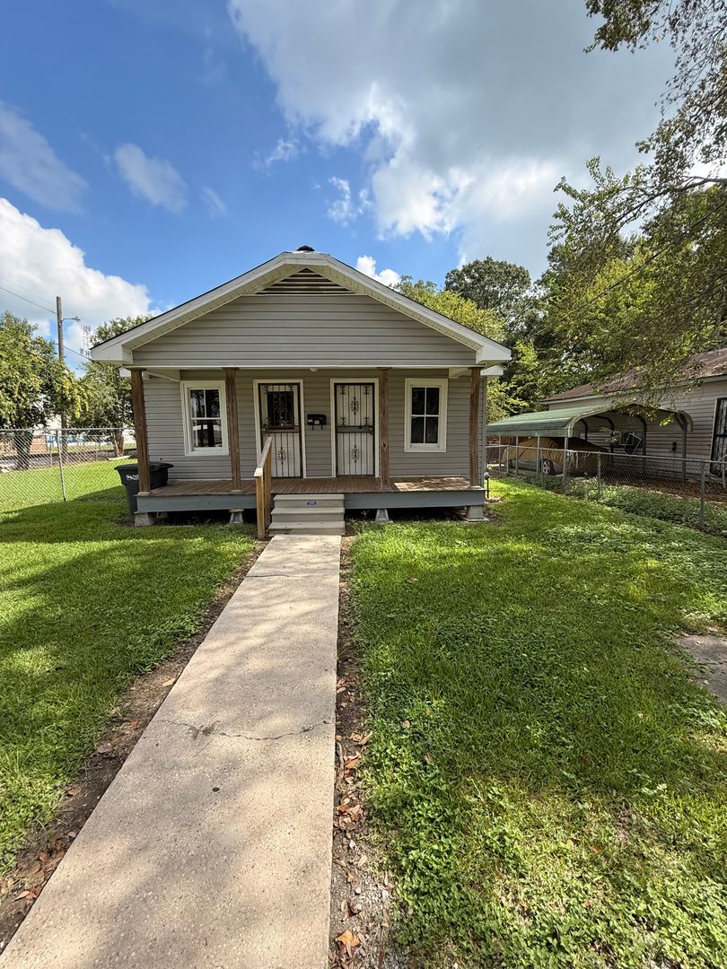 New Iberia House: 256 Field Street