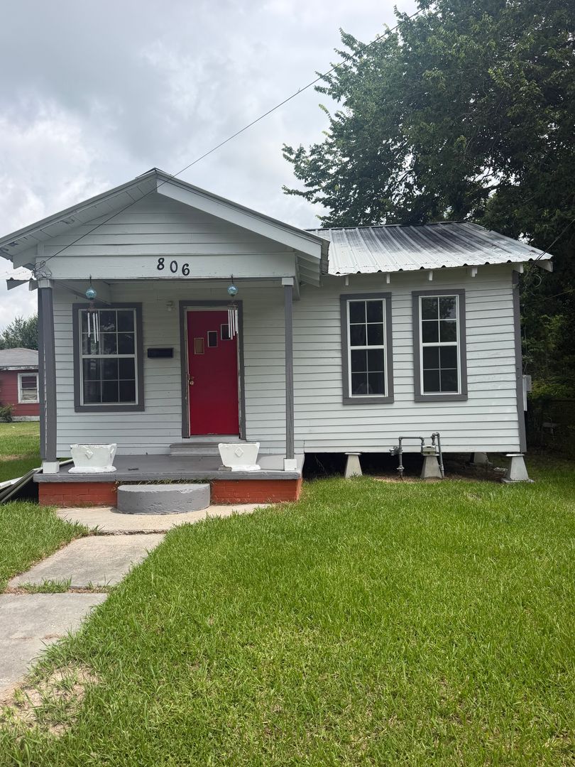 Rayne House: 806 W D Street