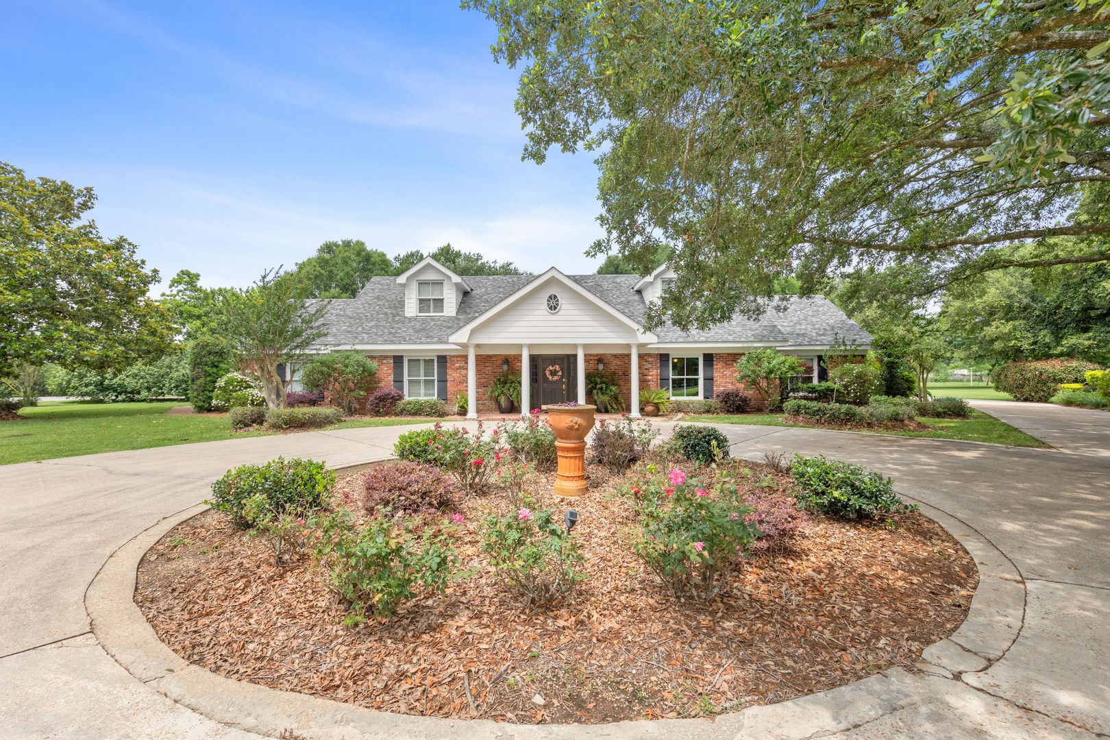 Broussard Apartment: 1026 S Morgan Avenue