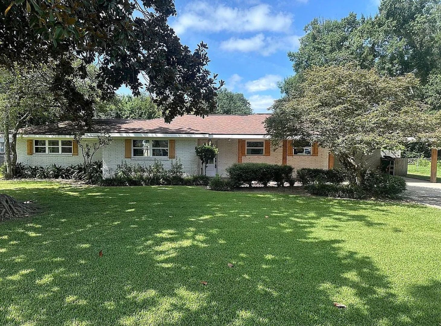 Lafayette House: 214 Brentwood Blvd