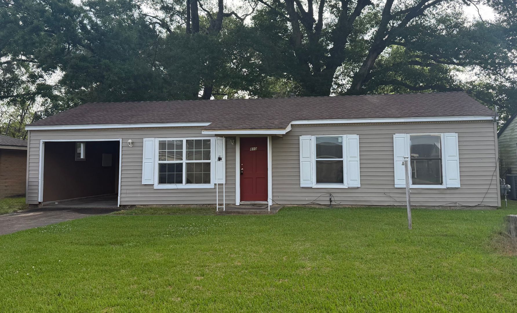 Lafayette House: 810 Fairmont Lane