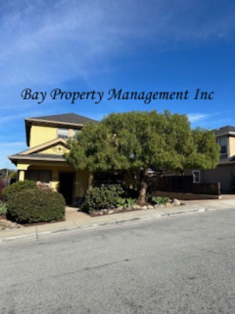 Seaside House: 599 Lopez Avenue