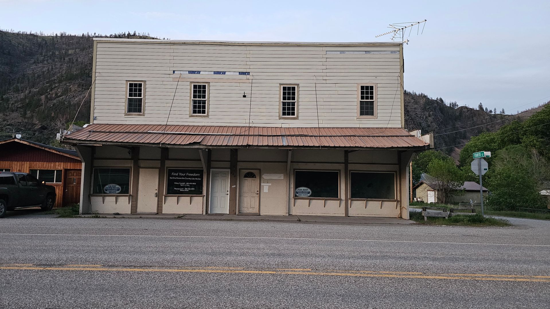 Paradise Apartment: 400 Railroad Ave
