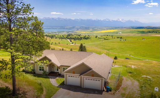 Fully Furnished House with amazing lake views - Available Oct 15th - May 15th