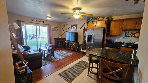 Condo located near the lake- Available October 1st, 2026 - July 31st, 2027
