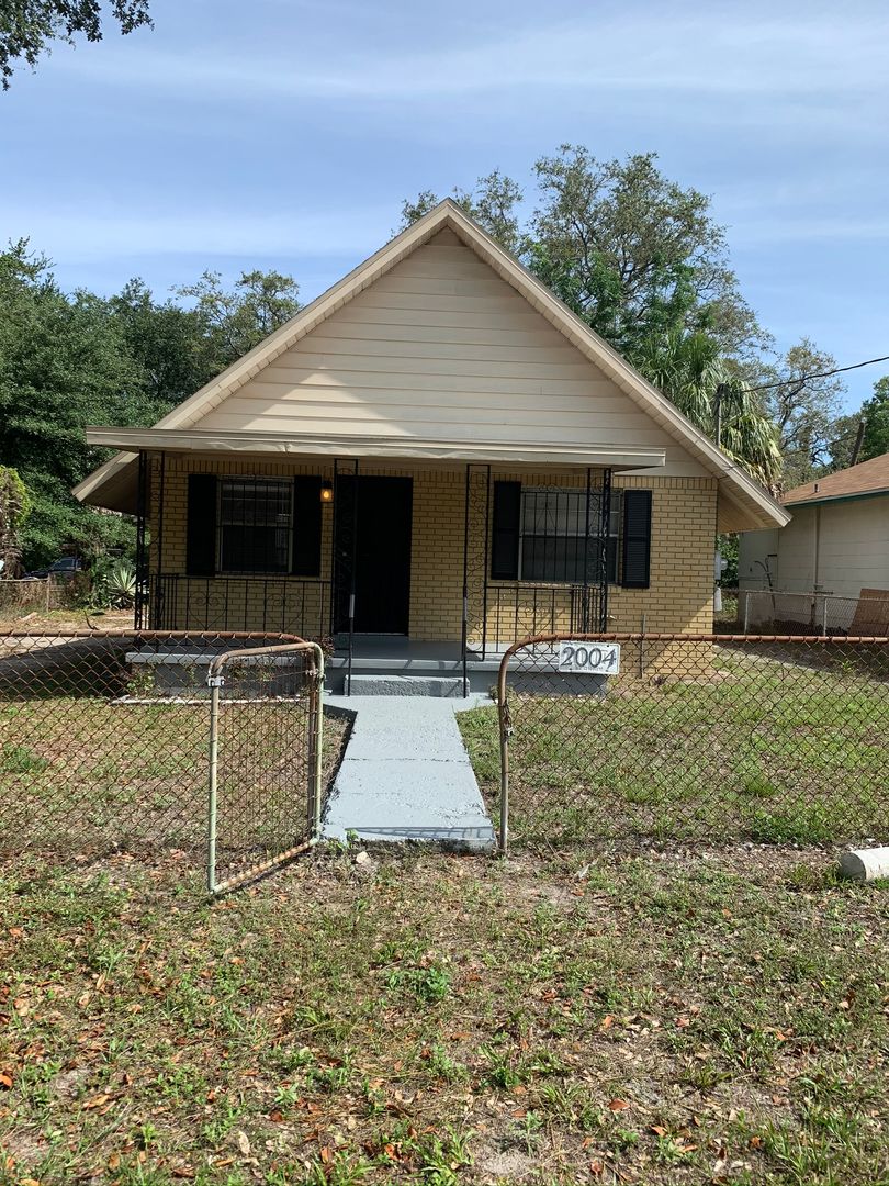 Tampa House: 2004 E GENESEE ST,