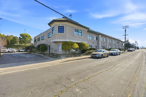 1061 Eastshore Highway, 204