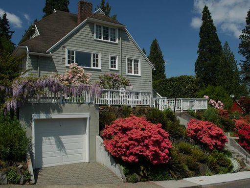 Portland Heights- Beautiful Home loaded with Character & Charm-Updated Kitchen- Spacious Yard – photo 1