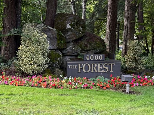 Open light and bright top floor unit condo located in Lake Oswego – photo 1