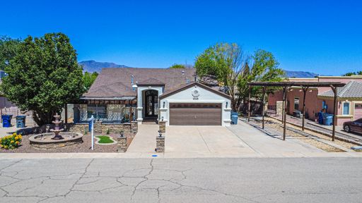 Beautiful 4 bed-2 bath house (2117 sq ft) with Jacuzzi – photo 1