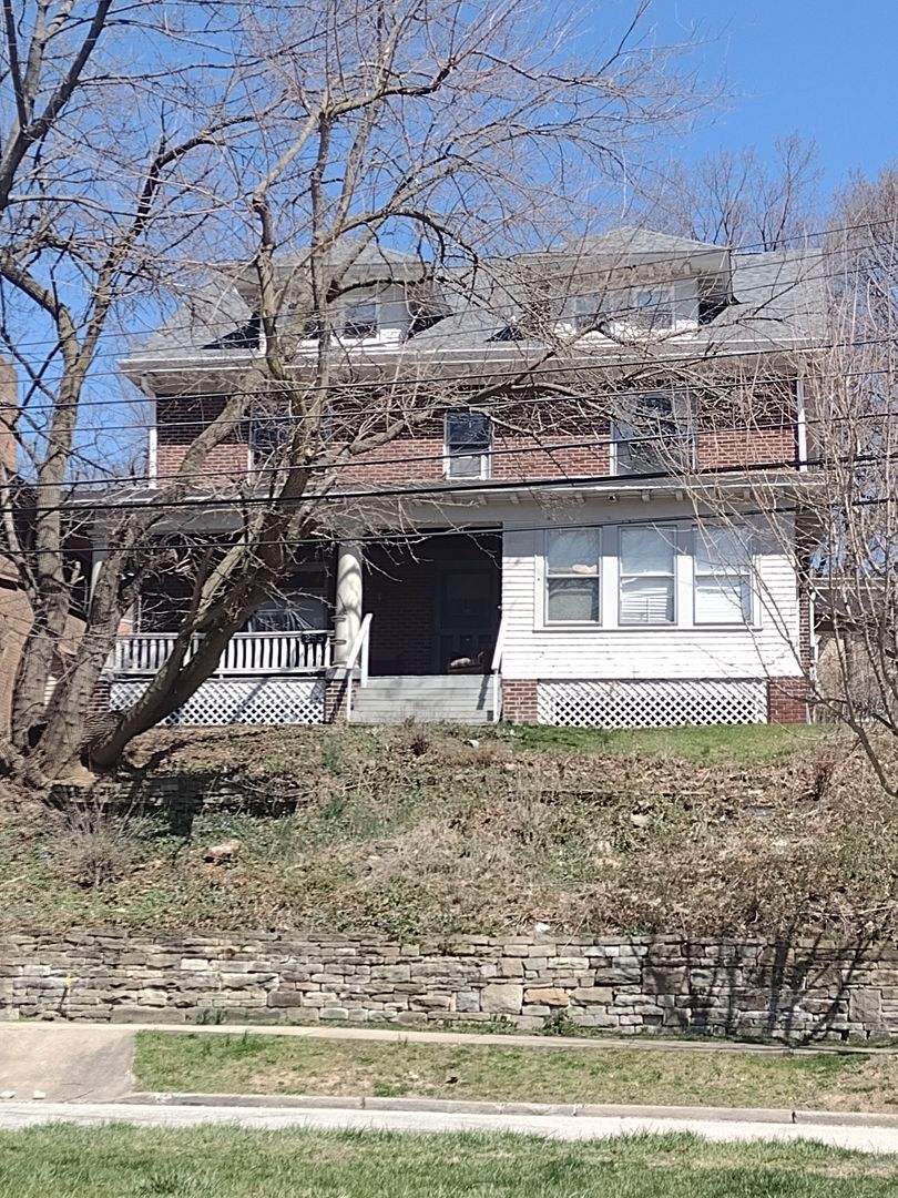 Mt. Lebanon Apartment: 256 Mabrick Avenue