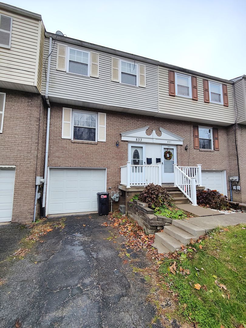 West Mifflin Townhome: 833 Blackberry St