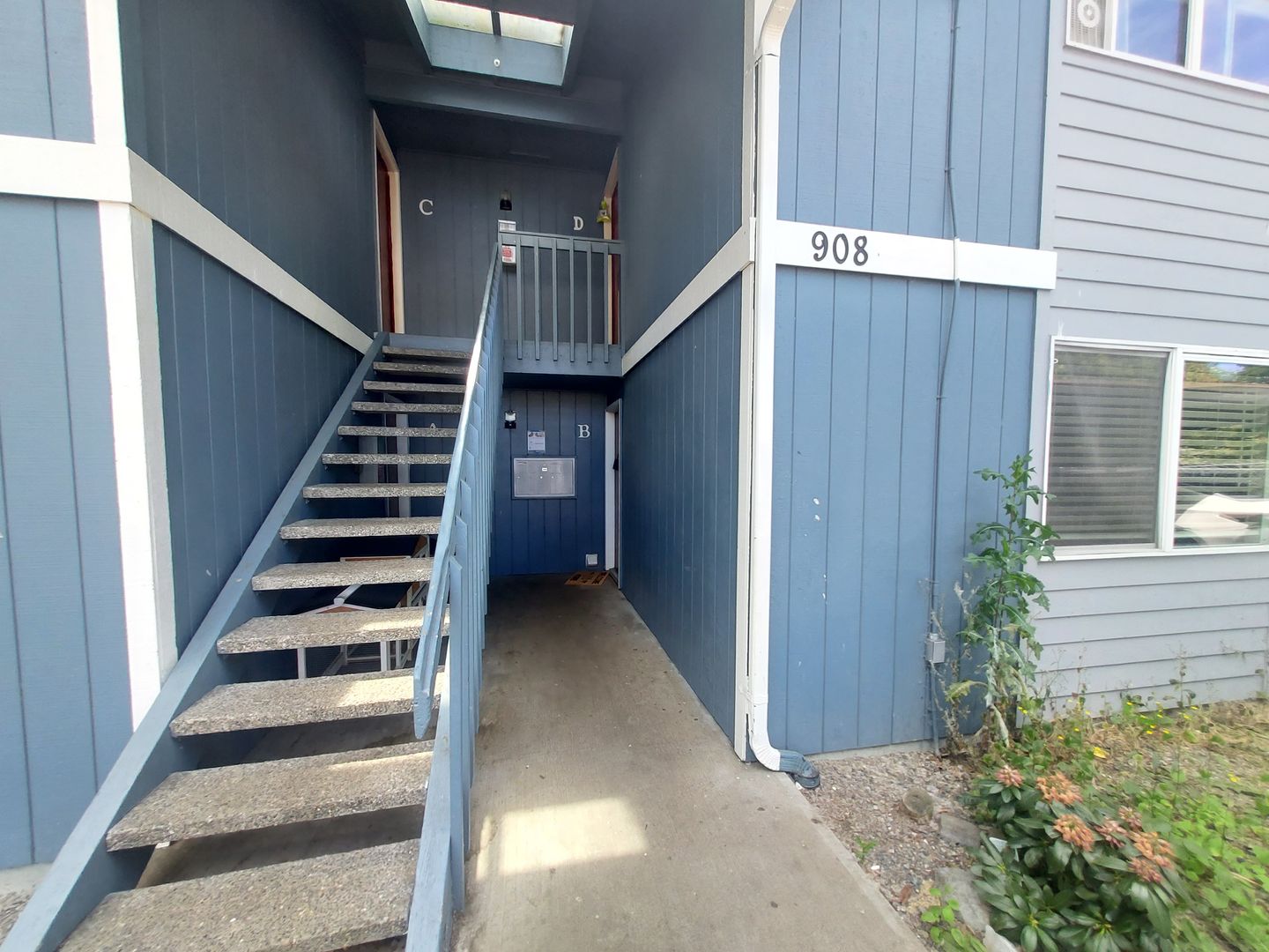 Tacoma Apartment: 908 74th St E