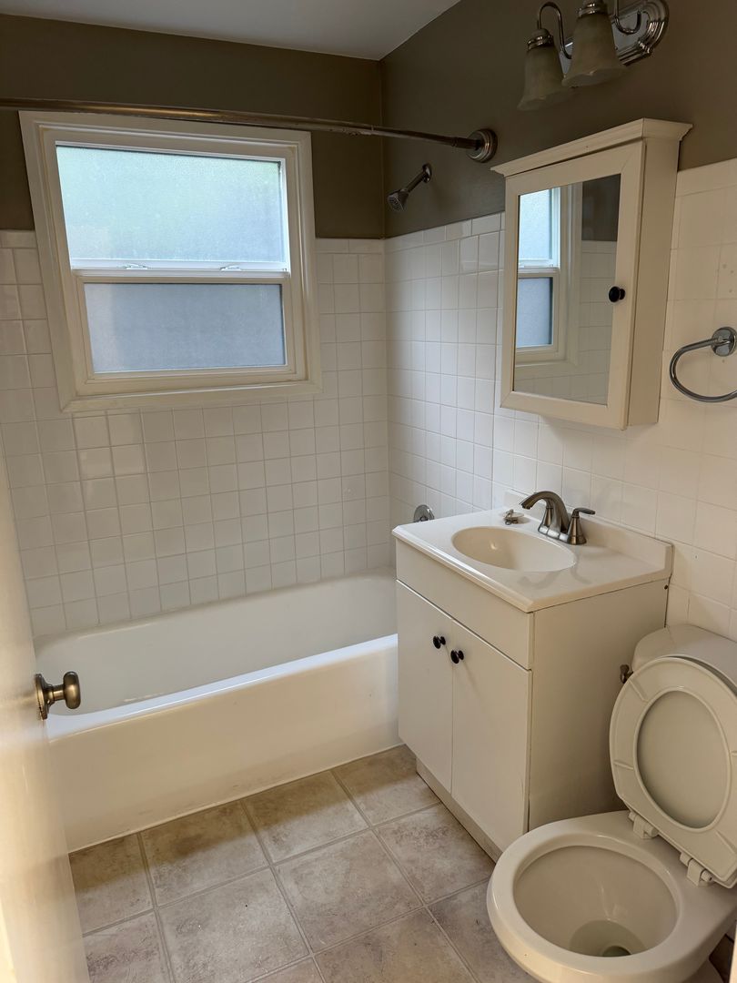 Seattle Apartment: 1532 NW 51st Street