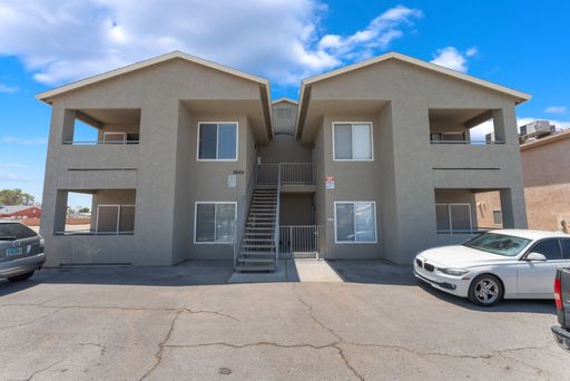 Bright & Spacious Second-Floor Retreat Near Shopping & Dining! – photo 1