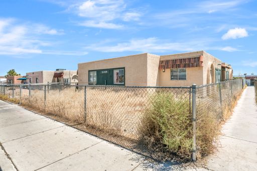 Charming Single-Story Apartment in a Convenient Central Las Vegas Location! – photo 1
