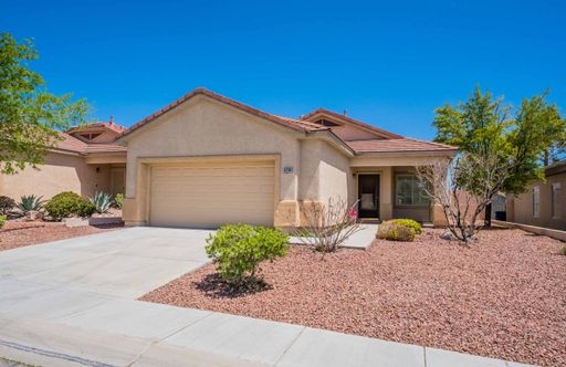 3 Bedrooms & a sparkling Pool! – photo 1