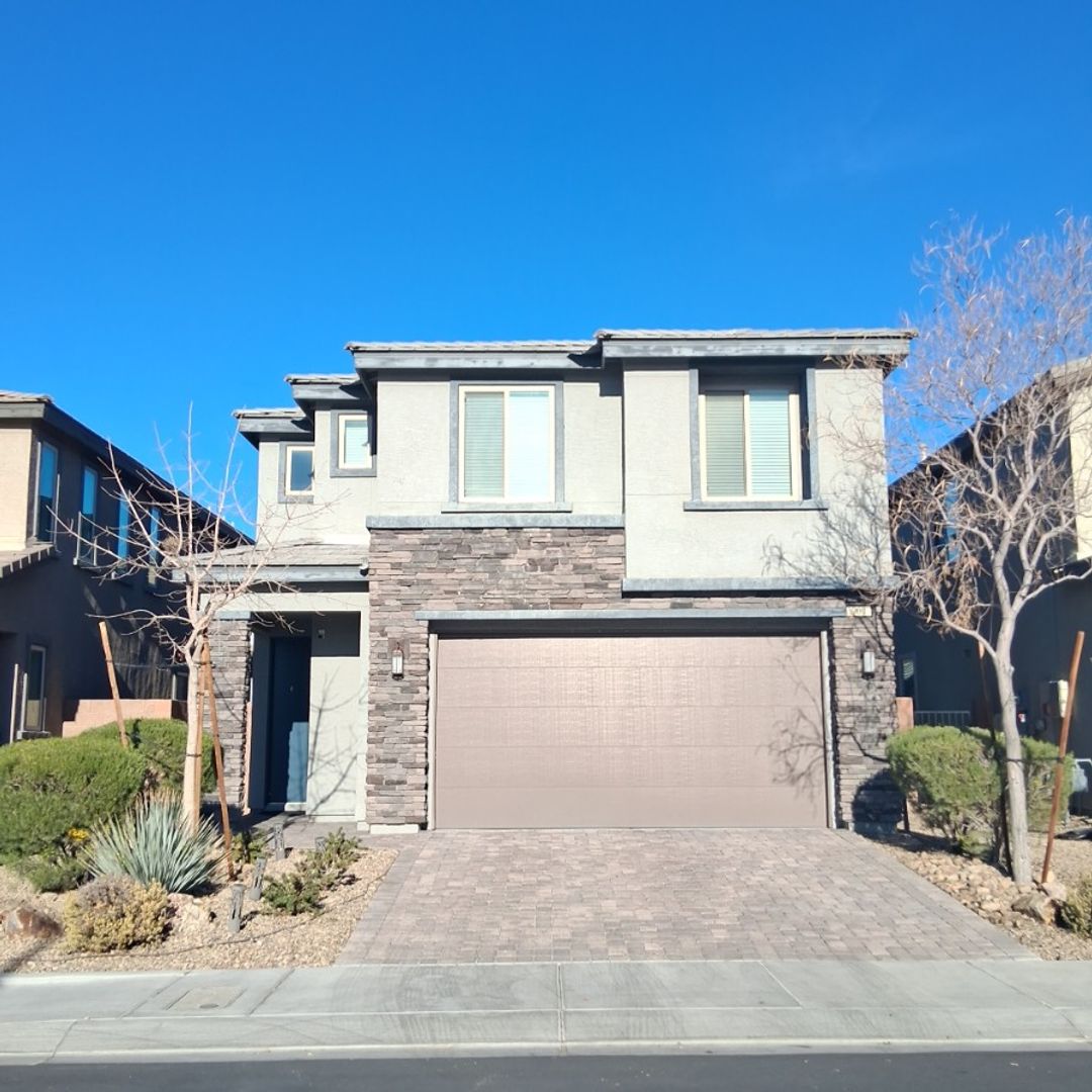 Henderson House: 900 Lotus Falls St