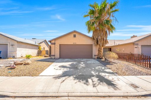 Charming Single-Story Las Vegas Home with Vaulted Ceilings & Private Courtyard! – photo 1