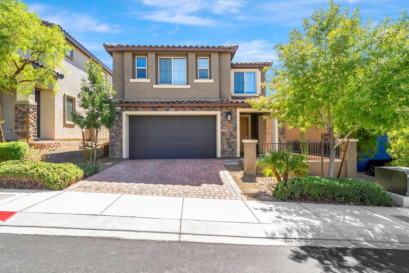 Henderson House: 2915 Caxton Grove Dr