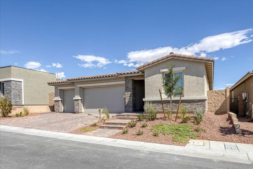 Flexible Living Meets Modern Luxury in Gated Avery Pointe! – photo 1