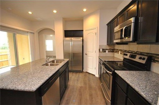 Beautiful 3 bed 2.5 bath Townhome w/ HUGE Backyard! – photo 1