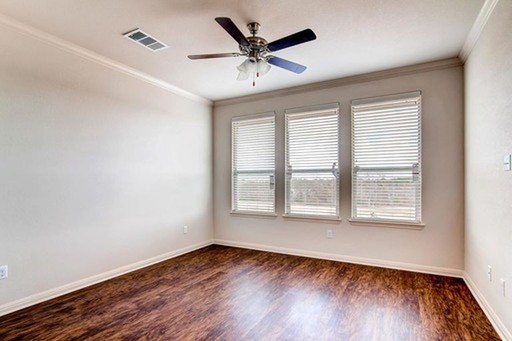 Beautiful 2 bed 2 bath Townhome with Private Backyard! – photo 1