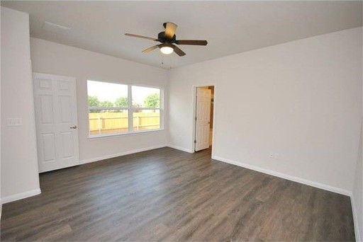 Beautiful 3 bed 2 bath Townhome w/ private Backyard! – photo 1
