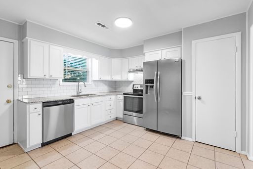 Newly Remodeled Two Bedroom on Deane Street – photo 1