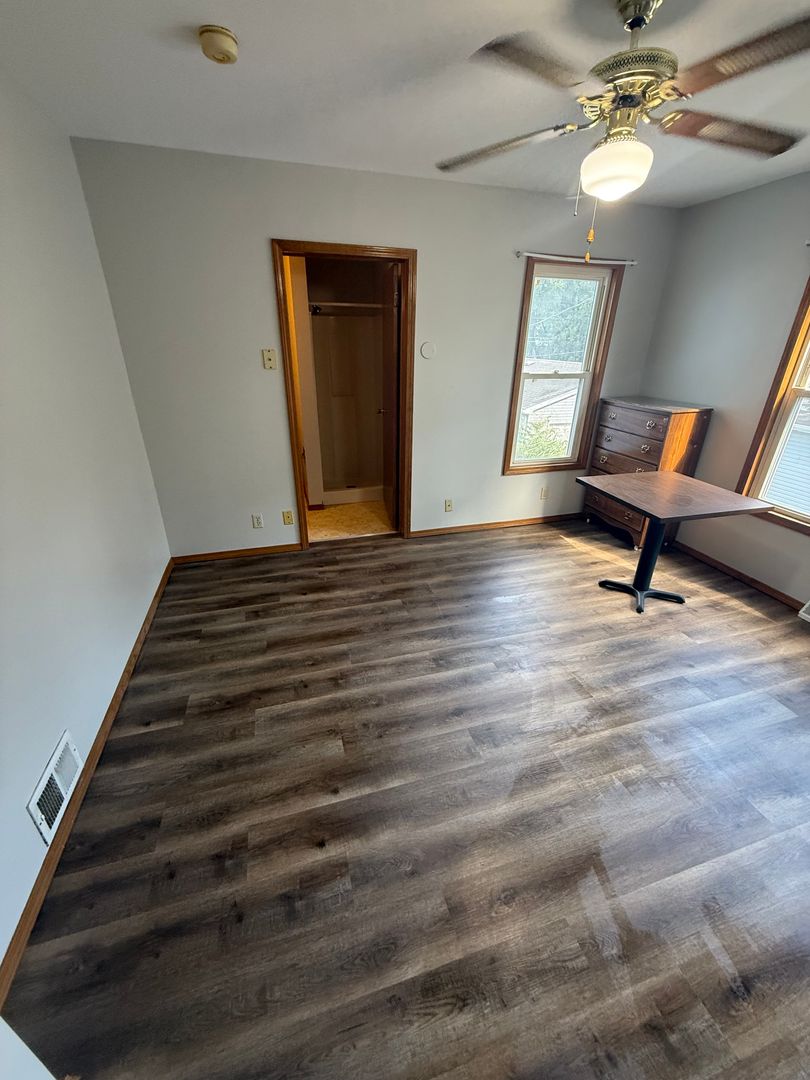 Pekin Apartment: 340 S Capitol St