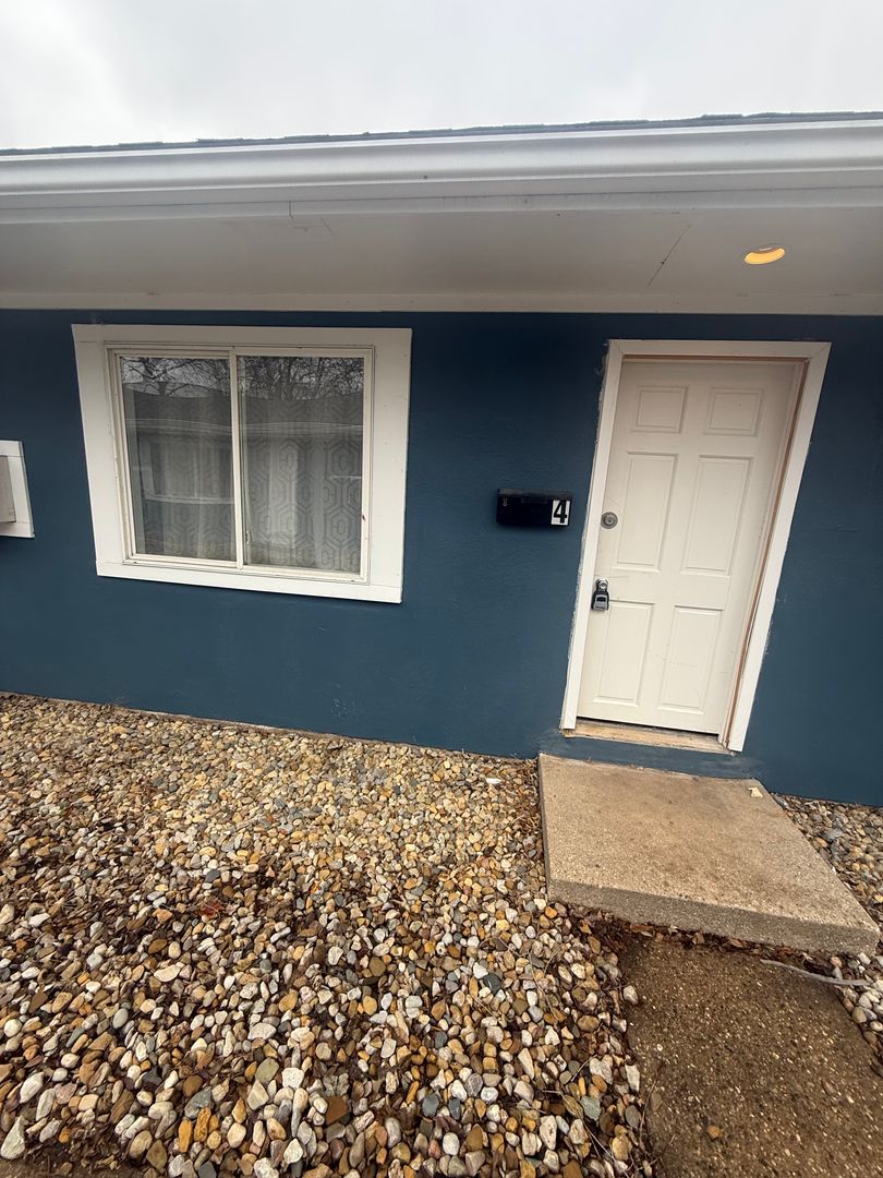 Pekin Apartment: 226 Cooper St