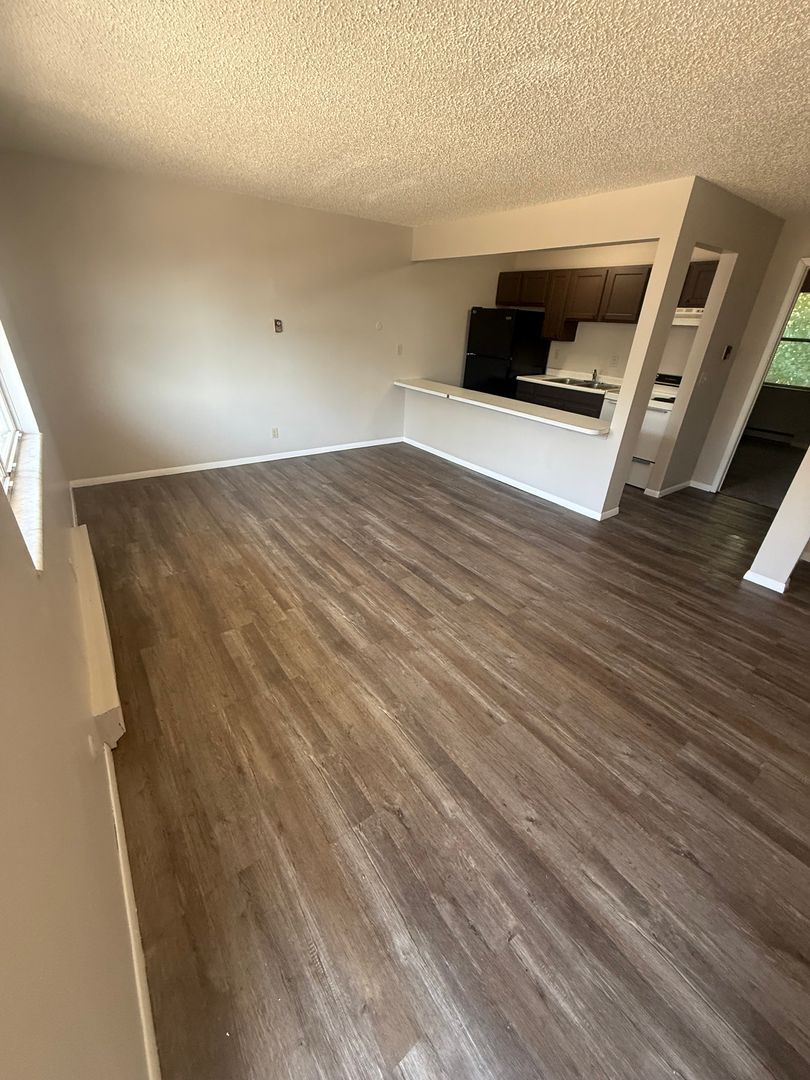 Pekin Apartment: 108 Parkview Ct