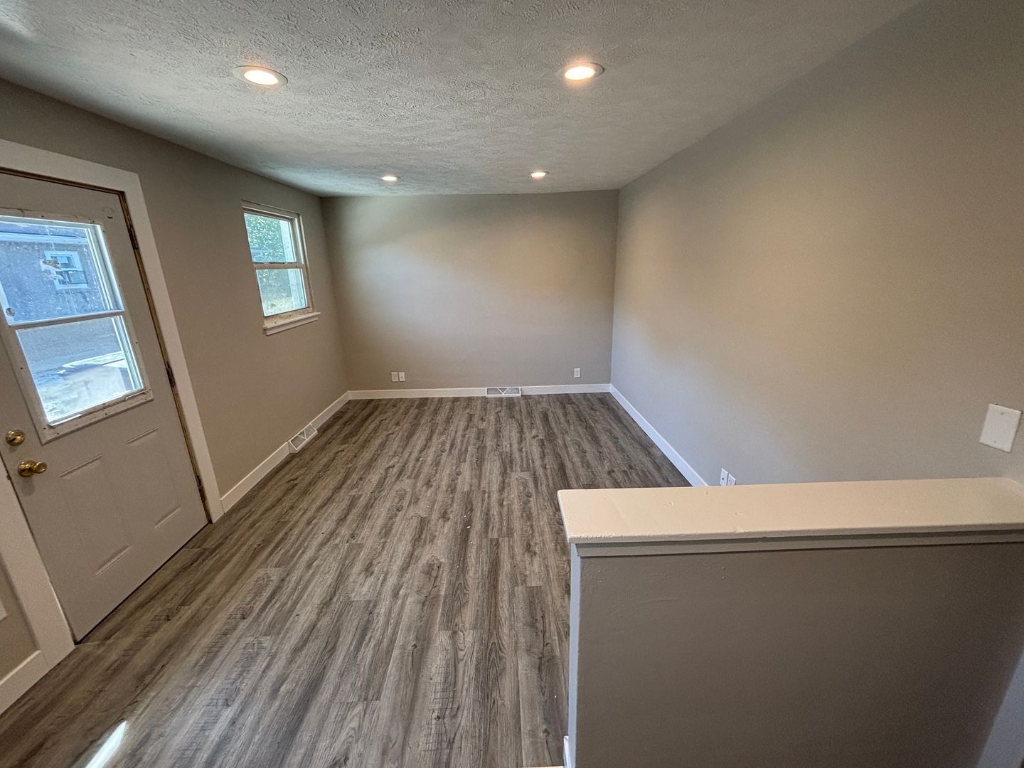 Pekin Apartment: 210 Davis St