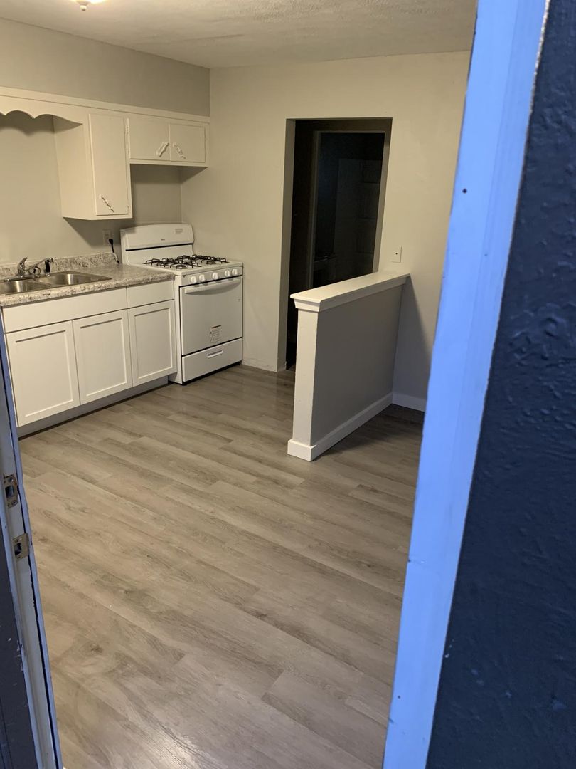 Pekin Apartment: 210 Davis St