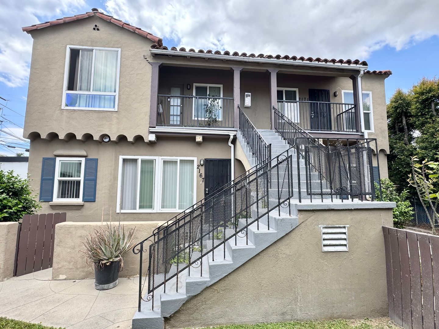 Long Beach Apartment: 2167 Pine Ave