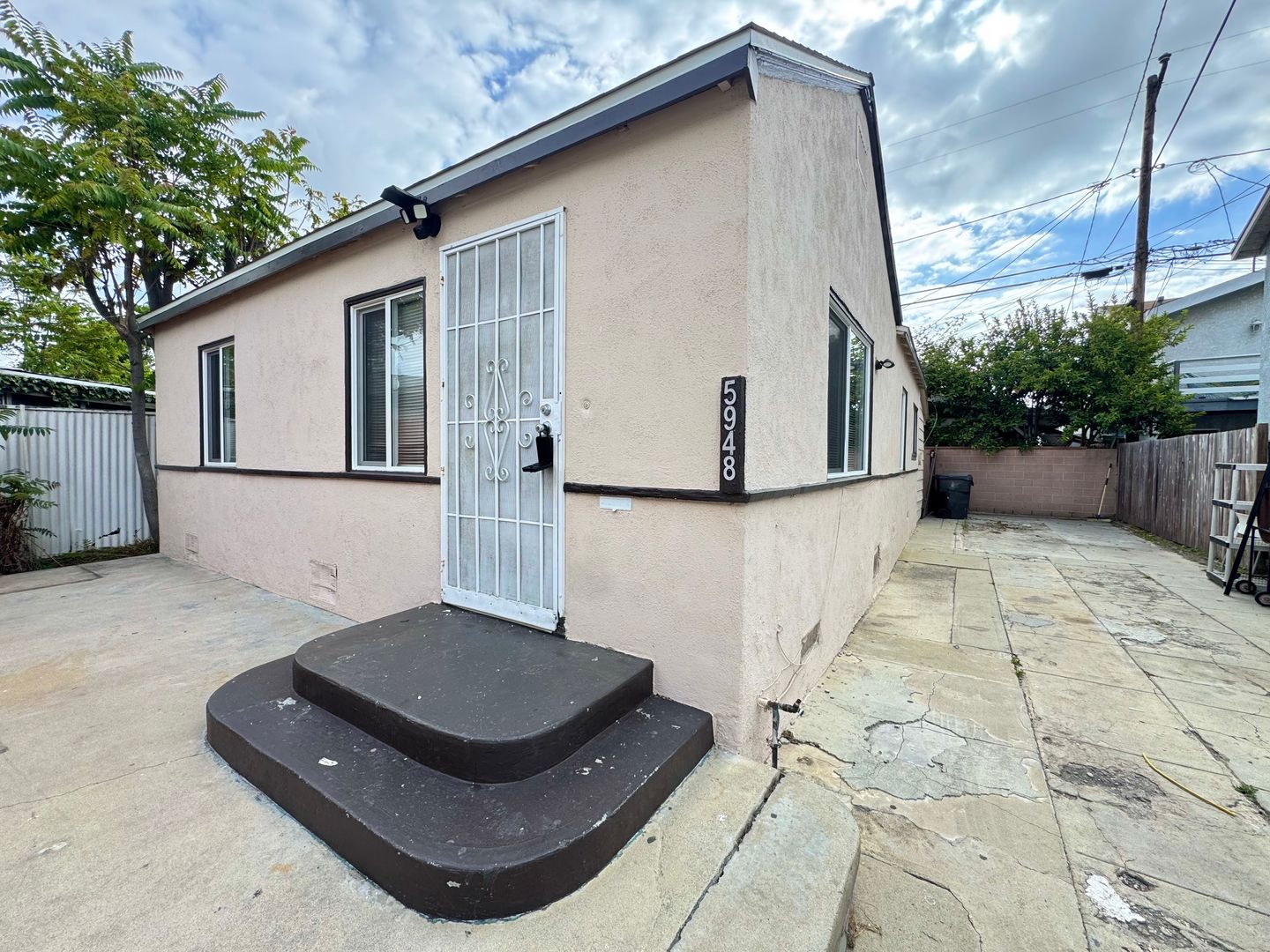 Long Beach Apartment: 5948-5950 John Ave.