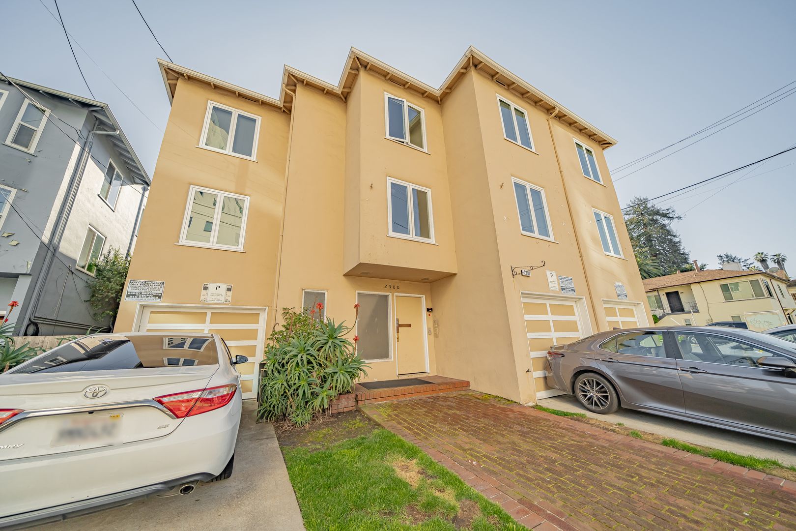 Oakland Apartment: 2900 14th Ave