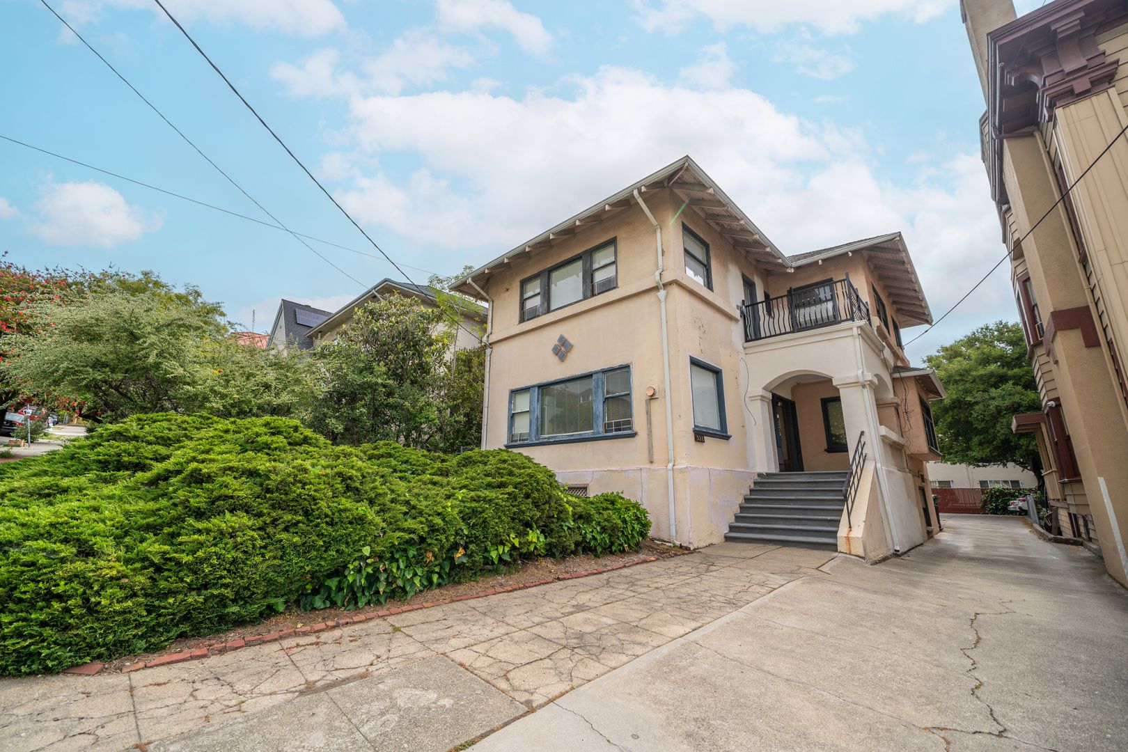 Oakland Apartment: 328 Lenox Avenue