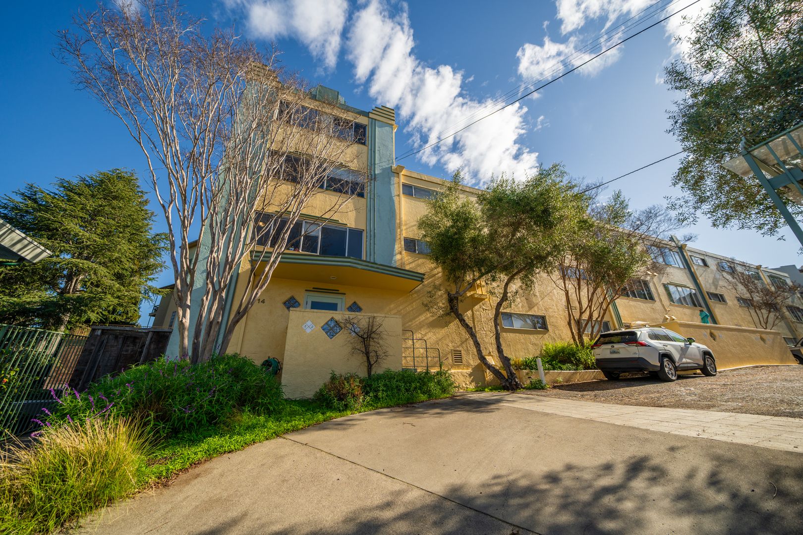 Oakland Apartment: 14 Whitmore Place